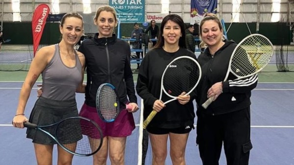 Las finalistas de 3º Damas, Erica Andrade/Romina Arancón y las campeonas Carolina Borgonovo/Agustina Vilches.