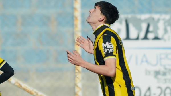 Aldo Fuentes celebra el 2-1 de Madryn. Foto: Naiara Escobar - Prensa Madryn.