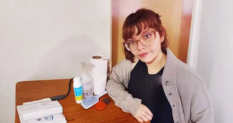 Dámaris, la cipoleña que ofrece sacarles los piojos a los niños a domicilio y es furor en las redes.