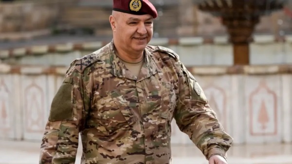 El presidente libanés Joseph Aoun con ropas de fajina.