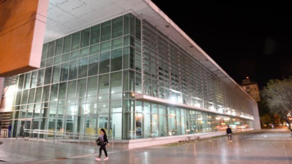 La directora del hospital dice que tiene múltiples heridas internas de arma blanca y ambos pulmones comprometidos.