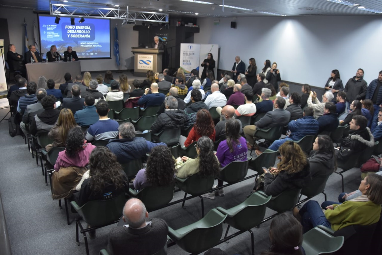 El auditorio del CENPAT colmado para escuchar sobre energía, desarrollo y soberanía.