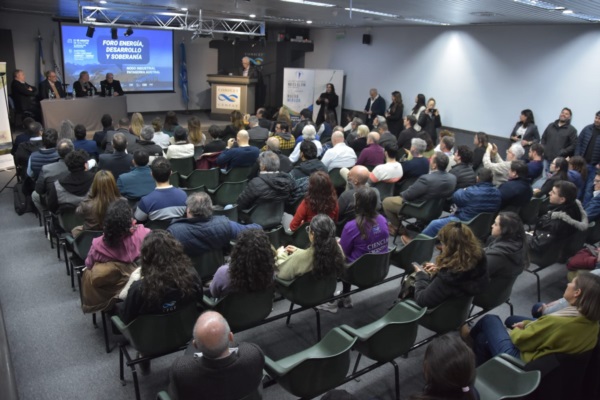 El auditorio del CENPAT colmado para escuchar sobre energía, desarrollo y soberanía.