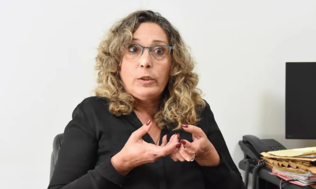 Amorina Testino, con apoyo de varios lados.