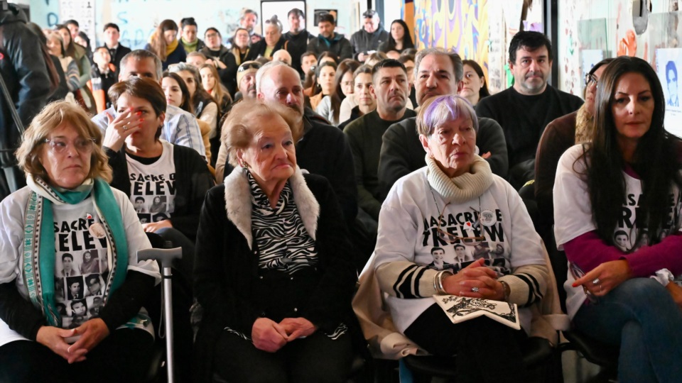 A 54 años de la Masacre de Trelew, la ciudad volvió a reunirse para mantener viva la memoria de uno de los episodios más dolorosos de la historia argentina. El homenaje, realizado este sábado en el antiguo Aeropuerto de Trelew, hoy convertido en Cent