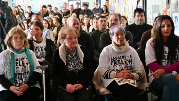 A 54 años de la Masacre de Trelew, la ciudad volvió a reunirse para mantener viva la memoria de uno de los episodios más dolorosos de la historia argentina. El homenaje, realizado este sábado en el antiguo Aeropuerto de Trelew, hoy convertido en Cent