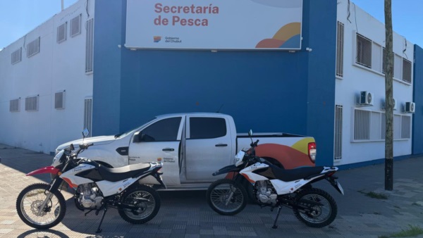 Una camioneta y motos para los controles.