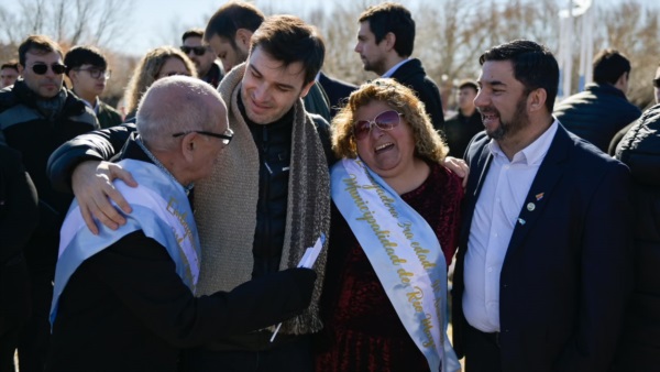 El gobernador de Chubut y el intendente de Río Mayo con vecinos.