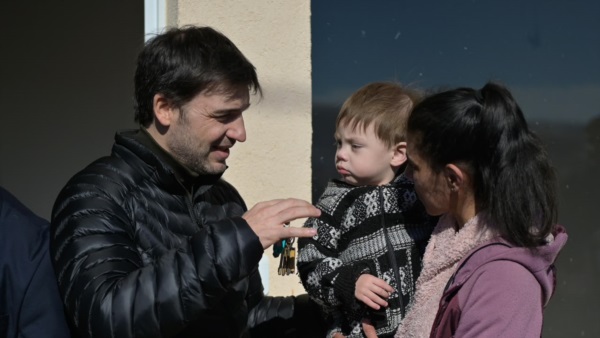 El gobernador anunció 17 viviendas más.