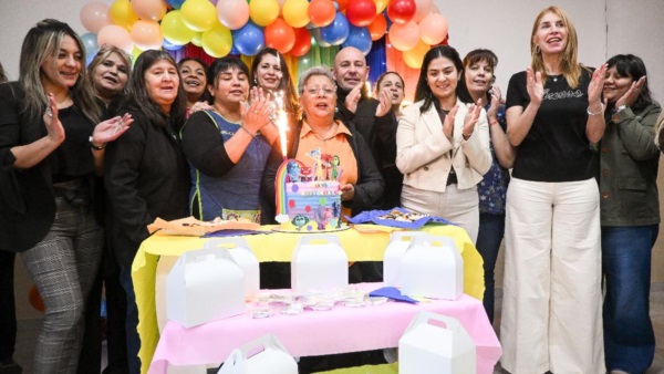Sastre celebrando un aniversario del Centro Integral de la Niñez.