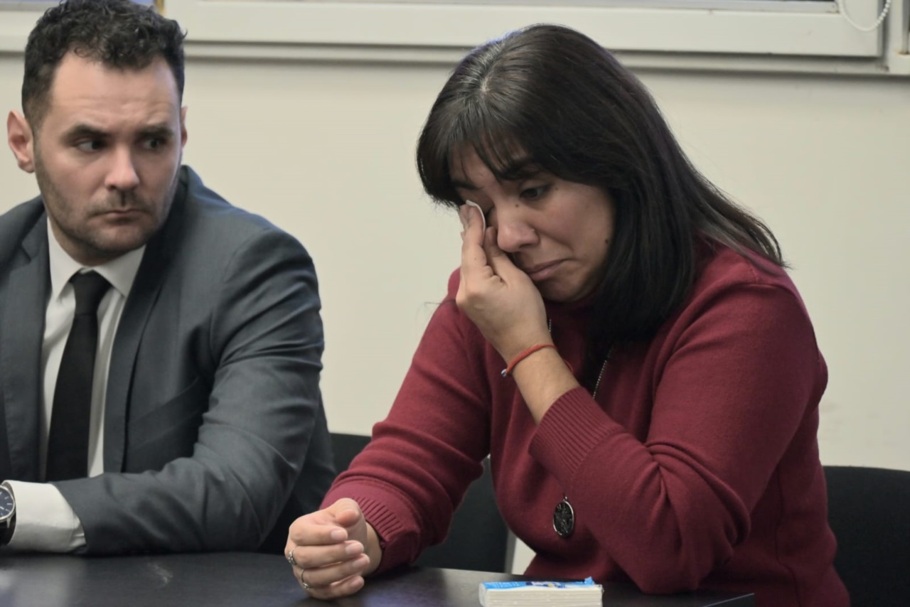 La docente absuelta junto con su defensor Facundo Bonavitta. 