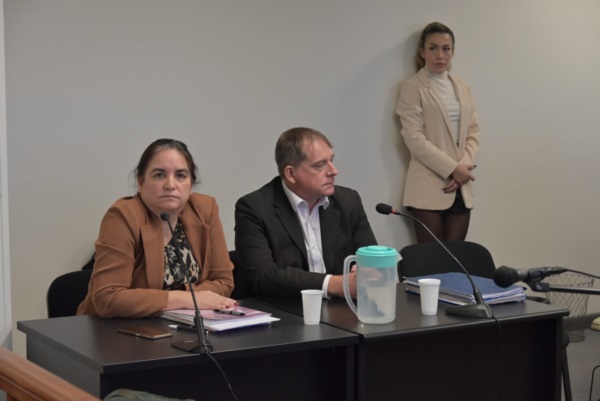 La fiscal Claudia Ibañez junto con un asesor de Menores. 