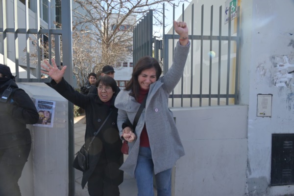Ortega (derecha) sale triunfante tras la audiencia. 