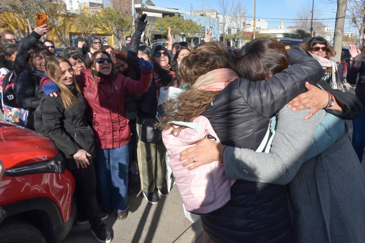 Un abrazo con las personas que la respaldaron. 