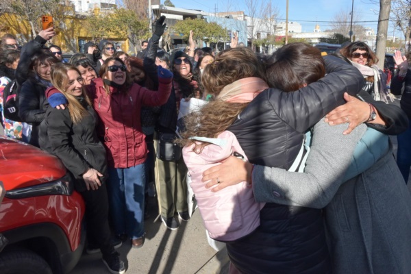 Un abrazo con las personas que la respaldaron. 
