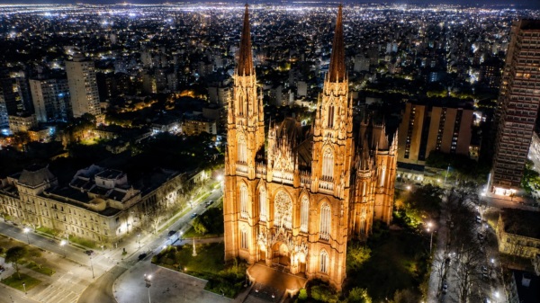 Una imagen aérea y nocturna que realza su magnificencia.