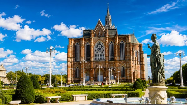La Catedral de La Plata está ubicada frente a la tradicional Plaza Moreno. Foto: Agencia NA.