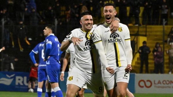Giacopuzzi festeja su gol junto a Silba, que anotó el primero. (Fotos: Daniel Feldman/Jornada Medios).
