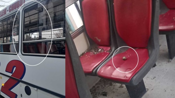 El vidrio roto y las piedras que quedaron en el interior producto del vandalismo. 