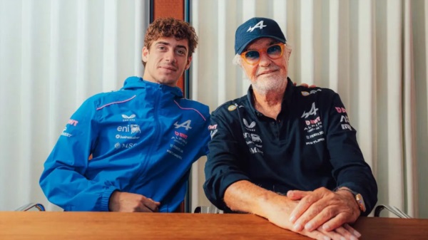 El argentino con Briatore, tras la firma del contrato.