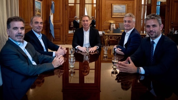 El jefe de Gabinete, Diego Santilli posa junto a Cristian Ritondo, Fernando de Andreis, Martín Menem y Eduardo “Lule” Menem.