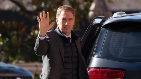 El ex vicejefe de gobierno de Rodríguez Larreta saluda al llegar a Balcarce 50.