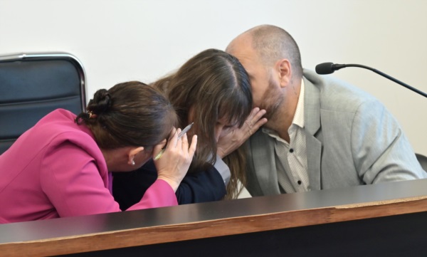 Una deliberación del tribunal el plena audiencia. 