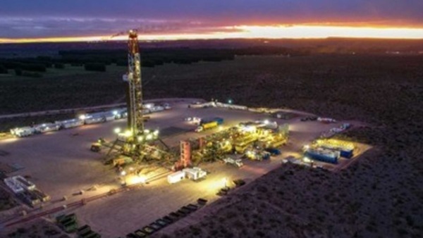 La economìa extractivista del modelo de Milei es casi la única que crece; la producciòn industrial, complicada.