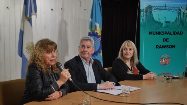 Mirta Prado y Gabriela Locaso acompañaron al subsecretario de Cultura, Leopoldo Zanelli, durante la presentación.