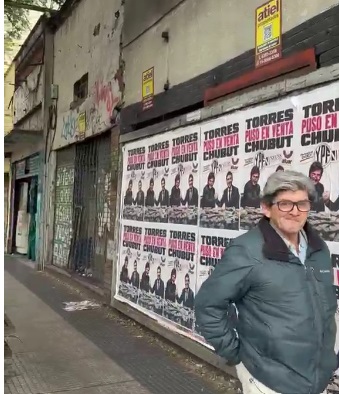Los afiches contra el gobernador, a metros del Congreso.