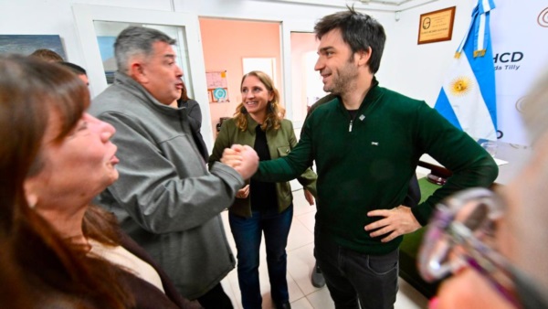 Nacho Torres con vecinos.