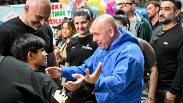 El intendente madrynense con los niños.
