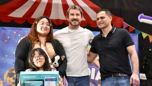 Gerardo Merino junto a los organizadores y una niña.