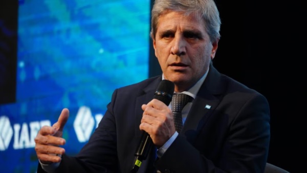 El ministro Caputo arribó a Carolina del Norte acompañado por Bausili, y Daza.