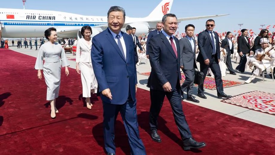Llegada de Xi Jinping a Bishkek, al frente de la delegación china.