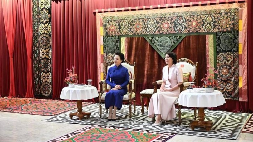 Peng Liyuan, esposa del presidente chino, Xi Jinping, y Aigul Japarova, esposa del presidente de Kirguistán.