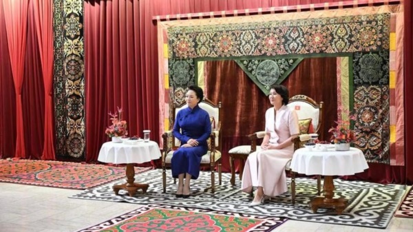 Peng Liyuan, esposa del presidente chino, Xi Jinping, y Aigul Japarova, esposa del presidente de Kirguistán.