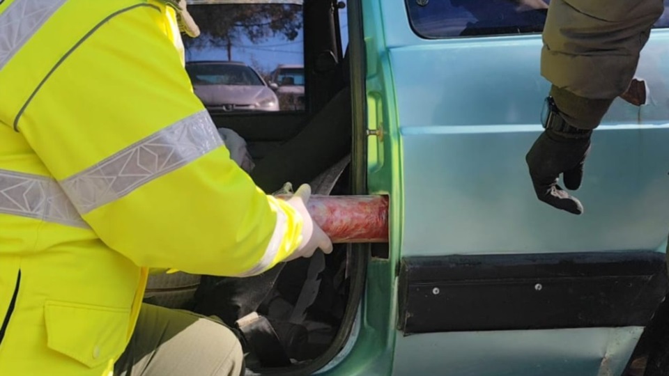 Uno de los bultos sospechos fue detectado entre las puertas del automóvil.