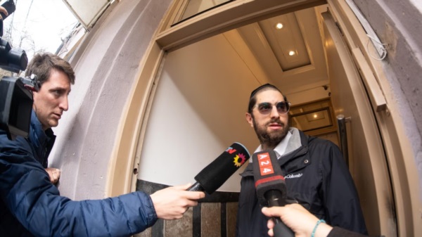 El procedimiento se realizó en la calle Helguera al 270, en el marco de un juicio civil por una disputa entre dos grupos de fieles.