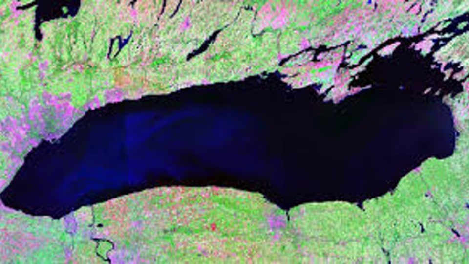 El lago debe su nombre a la palabra indígena wendat "Ontari'io", que significa "lago grande y hermoso".