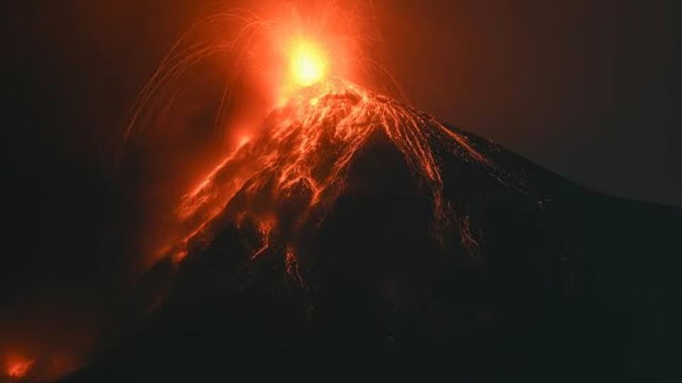 La potente erupción del volcán de Fuego obligó a evacuar poblaciones y cerrar carreteras.
