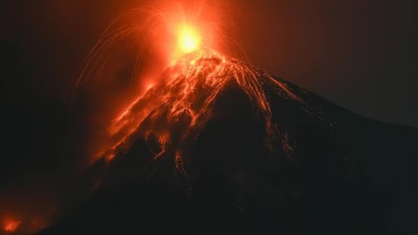 La potente erupción del volcán de Fuego obligó a evacuar poblaciones y cerrar carreteras.