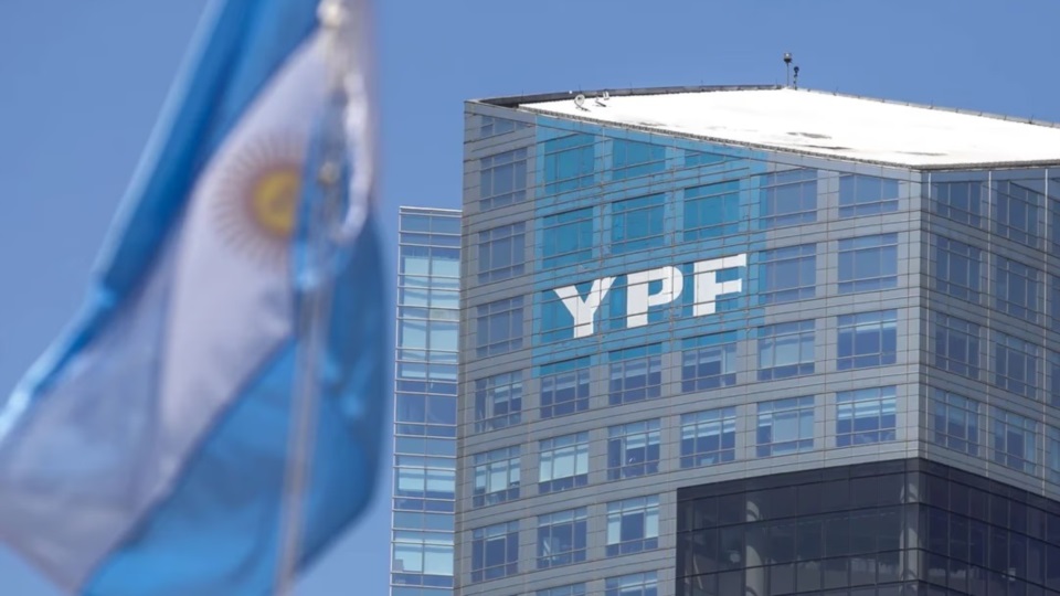 La medida implementada busca facilitar el acceso de pequeños inversores y aumentar la liquidez del papel en el mercado.