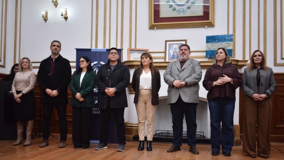 El bono supera el doble del último aumento estimado para un maestro ingresante con dos cargos. Es no remunerativo y excluye a quienes hicieron huelga.