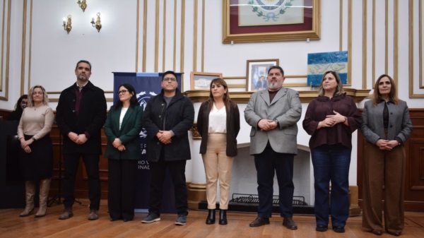El bono supera el doble del último aumento estimado para un maestro ingresante con dos cargos. Es no remunerativo y excluye a quienes hicieron huelga.