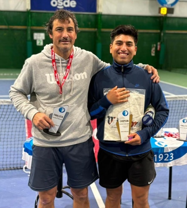 Fernando Nogueira, finalista, y Gabriel Mamani, el campeón del Invierno en Primera categoría.