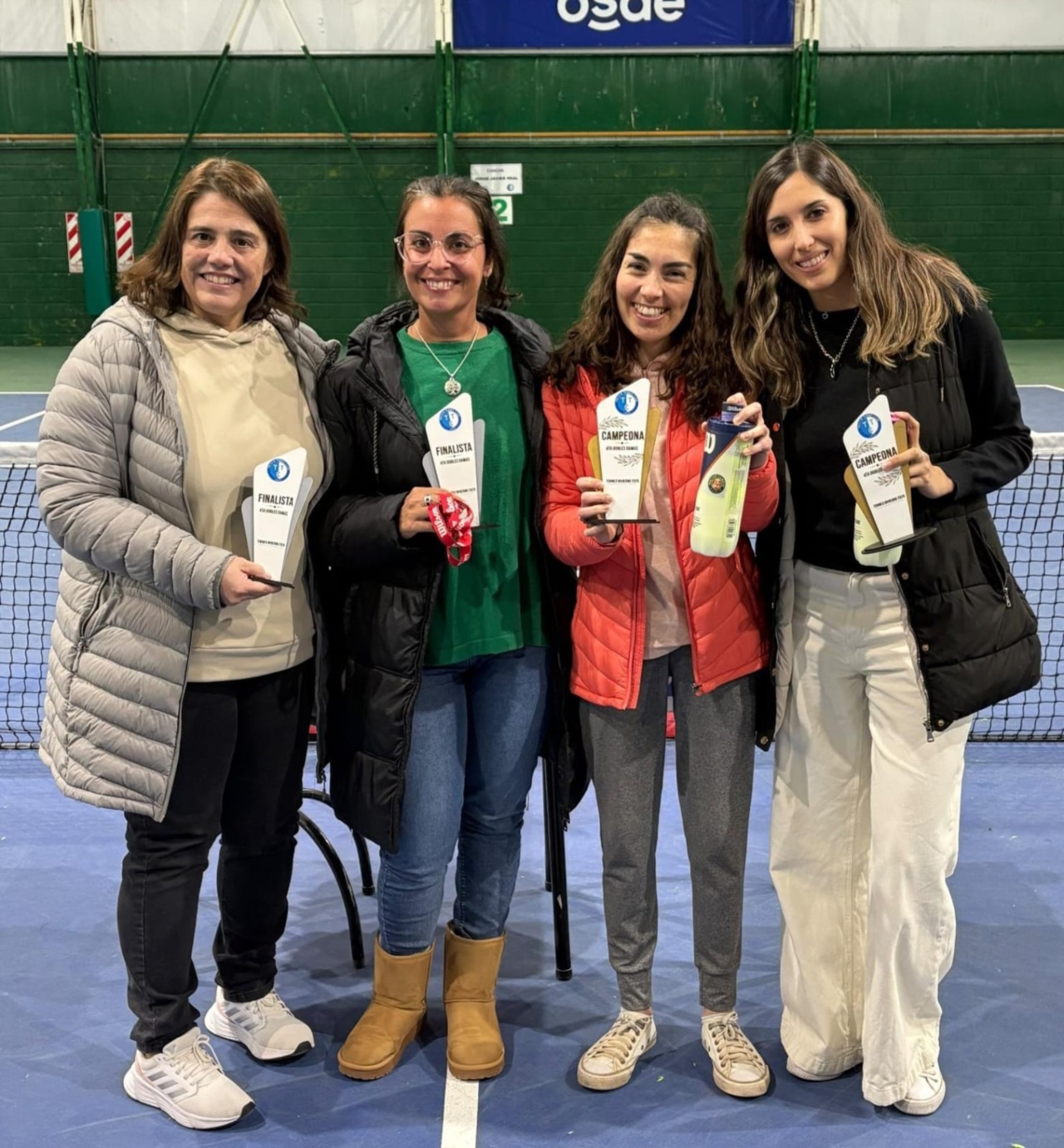 Mirta Moreno y Anabel Puntel junto a las campeonas de 4° Damas, Paula Martínez y Carolina Araujo.