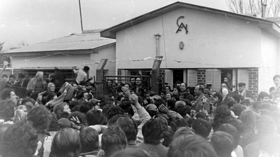 Festejo de la grey rojinegra frente a los históricos vestuarios.