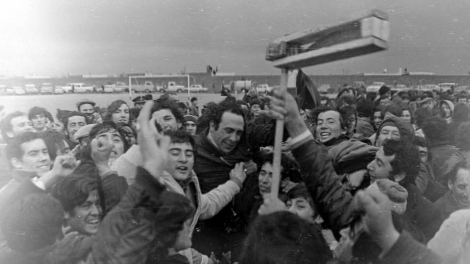 Higinio Restelli rodeado de simpatizantes.