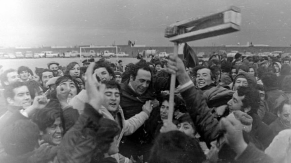 Higinio Restelli rodeado de simpatizantes.